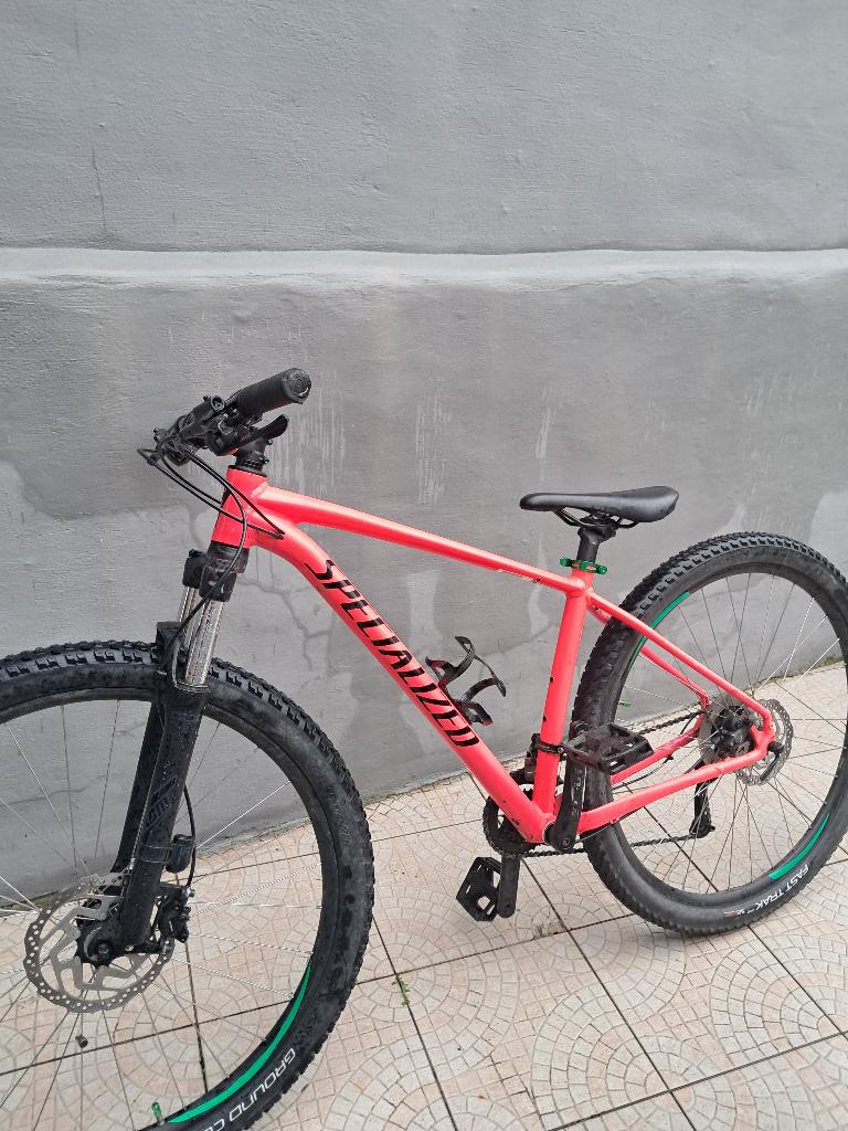 Ce vélo est un VTT Specialized Rockhopper rouge;rose., Diversen, Overige Diversen, Ophalen, Gebruikt