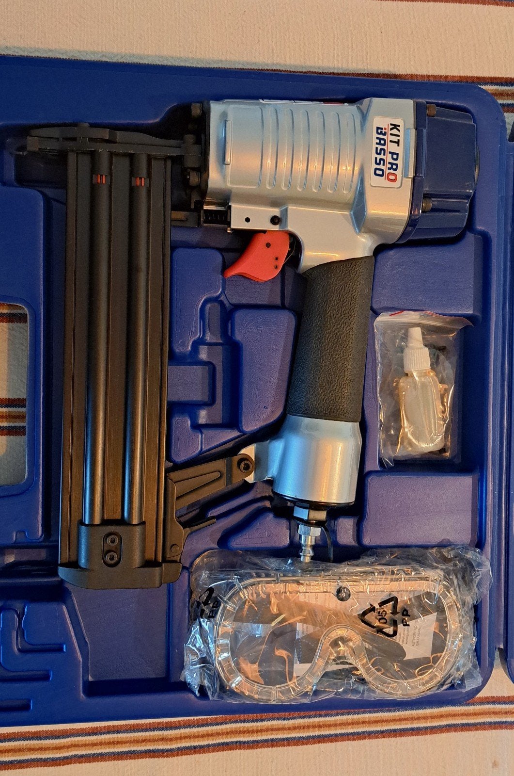 130€ cloueur / agrafeuse pneumatique Kitpro Basso B16/, Enlèvement, Neuf