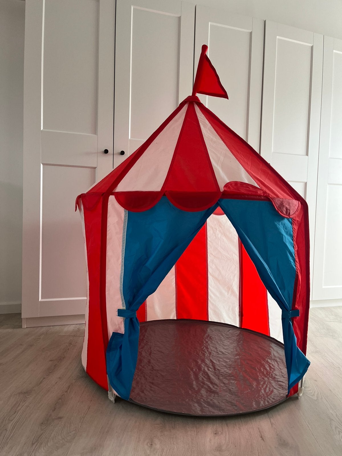 Tente de cirque Ikea, Enlèvement, Comme neuf