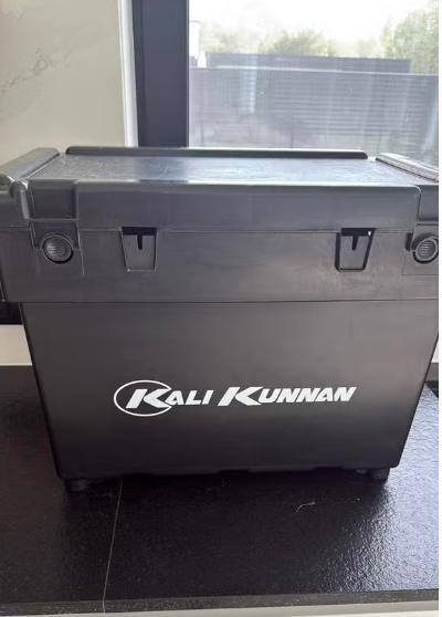 Kali Kunnan seatbox (mt L), Watersport en Boten, Hengelsport | Algemeen, Nieuw, Koffer of Tas, Ophalen