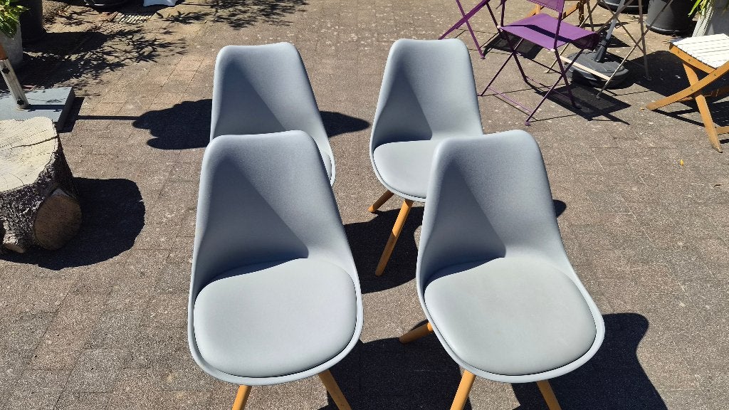 Set van 4 grijze stoelen met houten poten, Maison & Meubles, Gris, Comme neuf, Enlèvement, Bois