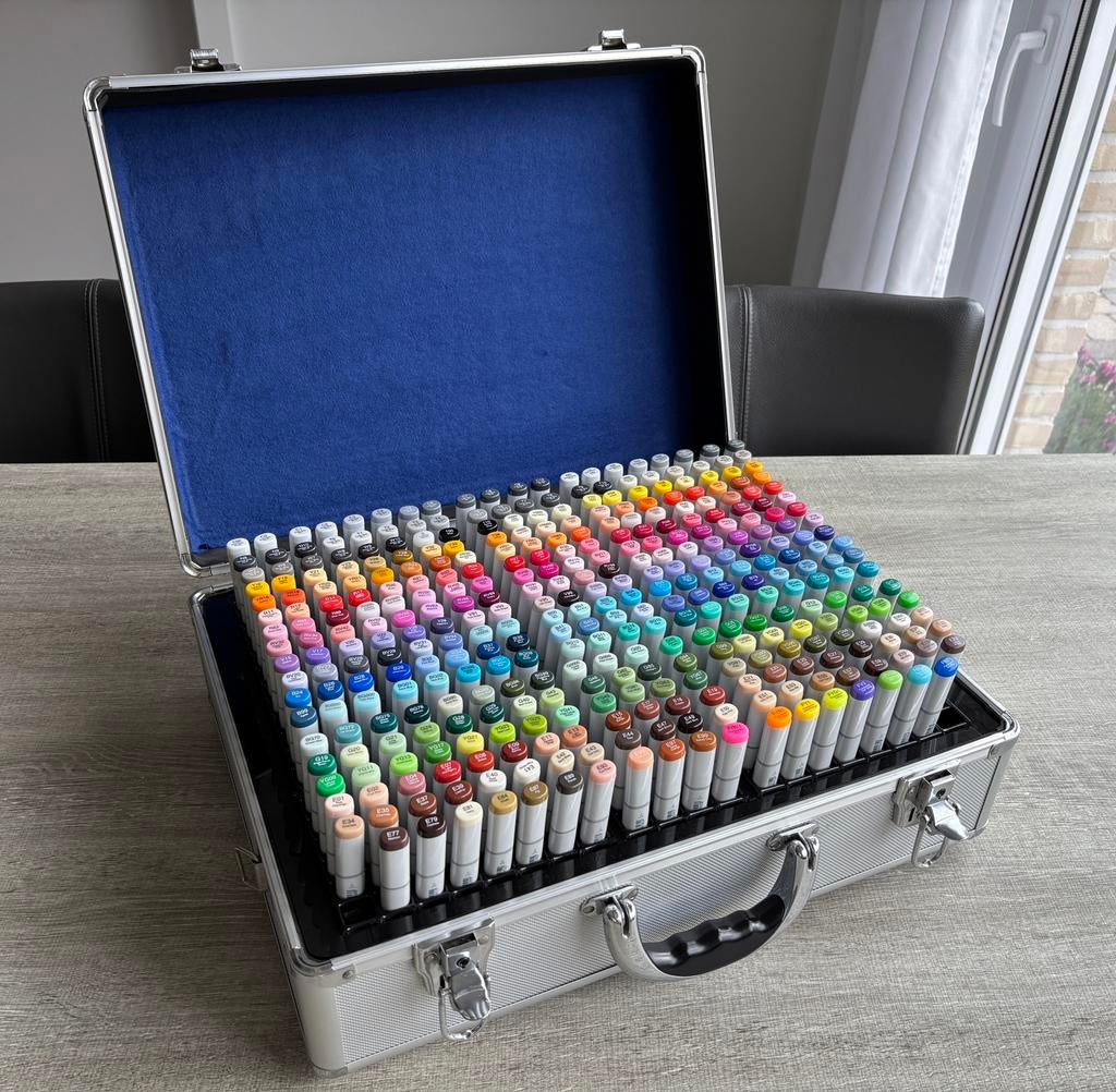 Complete set Copic Sketch Markers (358 kleuren) - IZGS, Hobby en Vrije tijd, Tekenen, Ophalen, Zo goed als nieuw