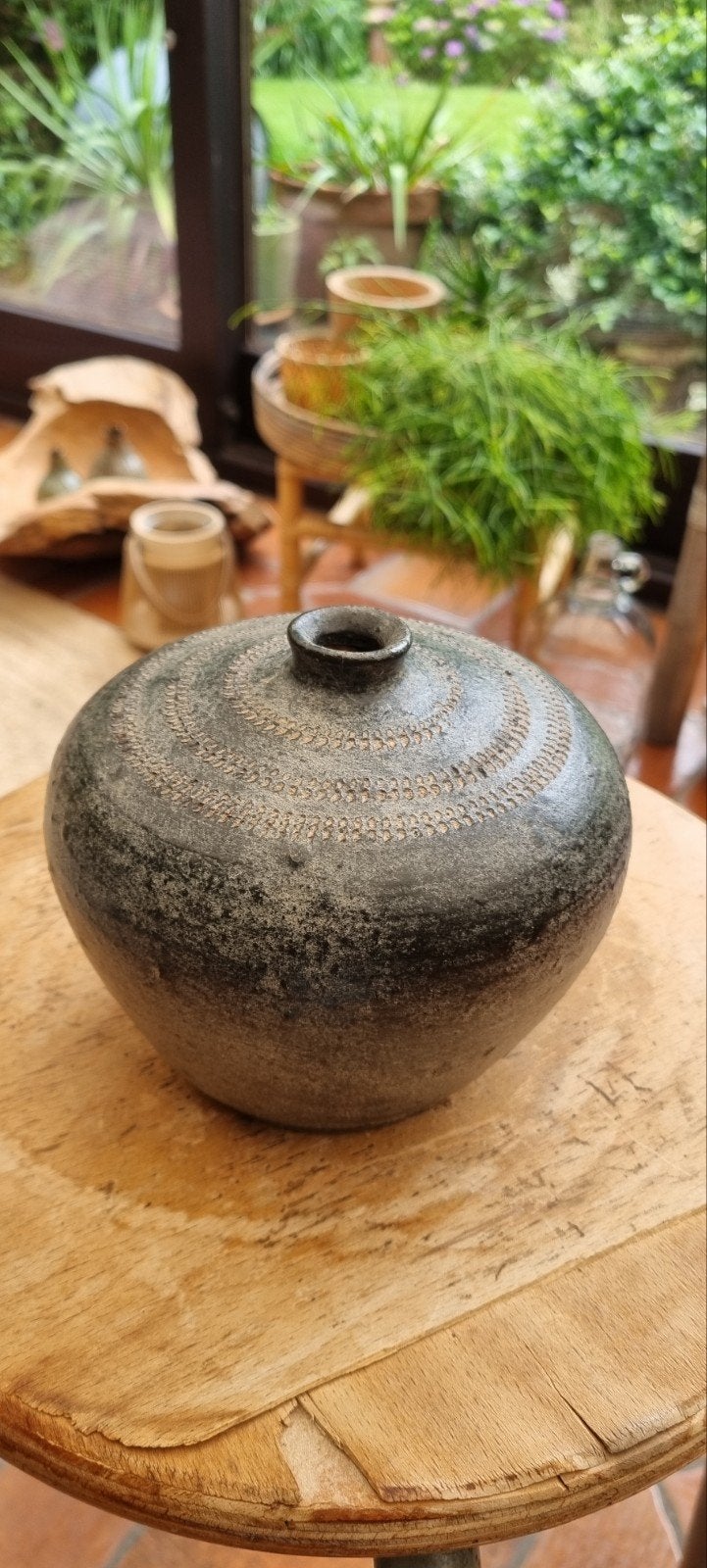 Vase/carafe en céramique rustique — Gris foncé avec motif, Maison & Meubles, Enlèvement ou Envoi