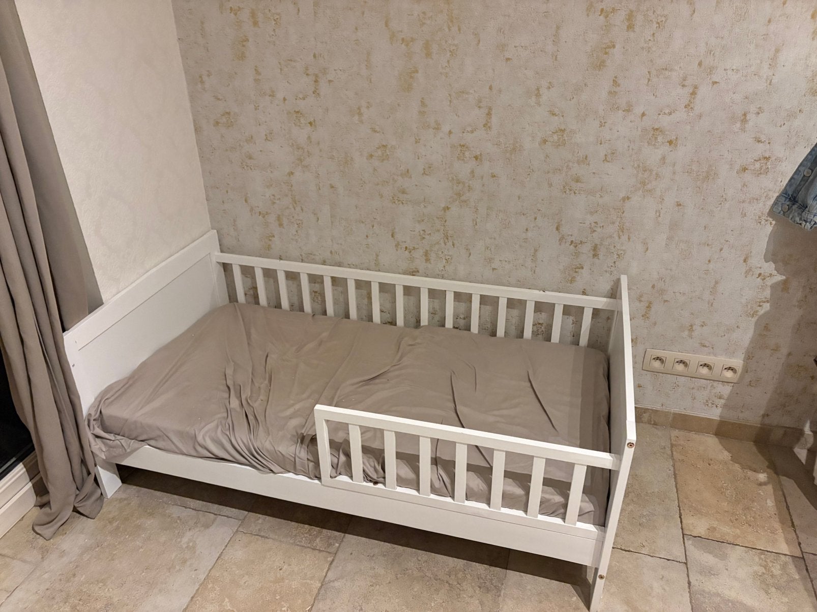 Peuterbed wit hout 140x70cm + matras, Ophalen, Zo goed als nieuw, Matras