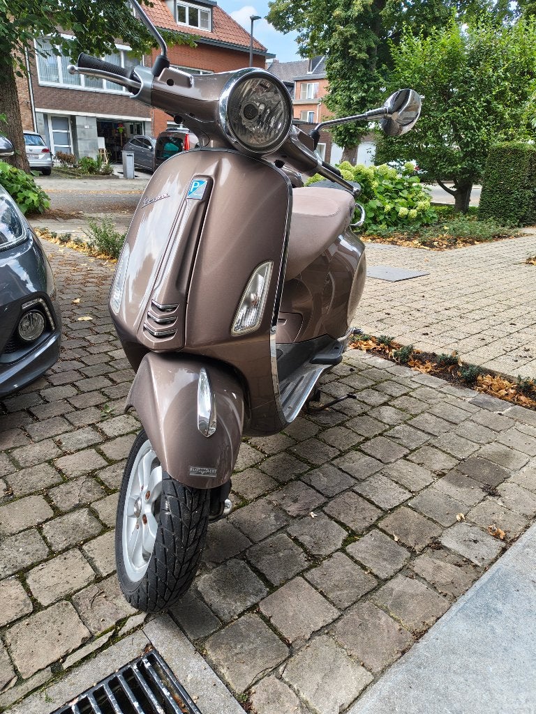 Vespa Primavera 50cc 4T4V – 2014 – 5.014 km - helm incl., Fietsen en Brommers, Ophalen, Gebruikt, Overige modellen, Klasse B (45 km/u)