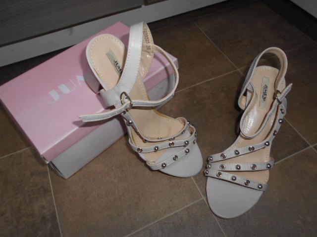 Nieuwe beige sandalen met studs / Maat 38, Beige, Nieuw, Ophalen of Verzenden, Geen merk