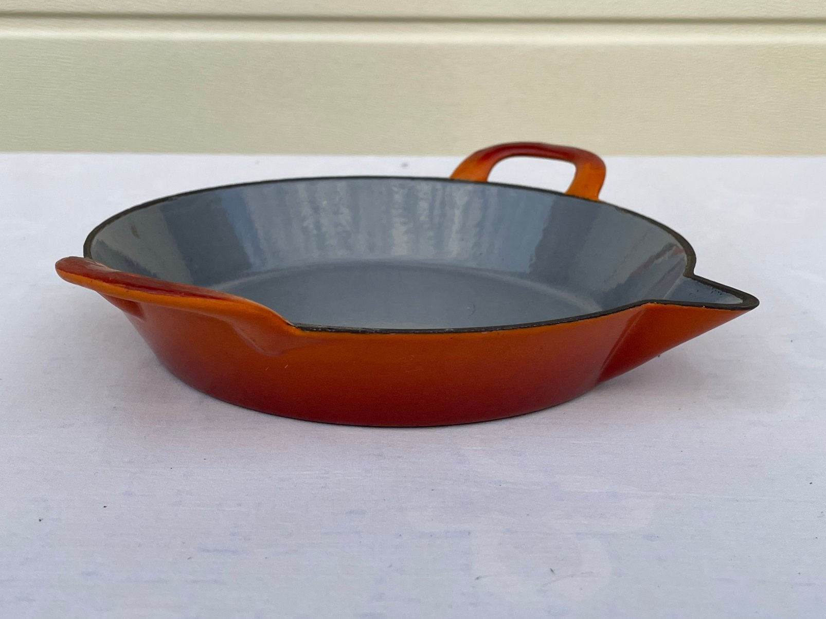 Emaille oranje fifties sixties gietijzeren pan schenkteut, Huis en Inrichting, Geschikt voor inductie, Braadpan, Ophalen of Verzenden
