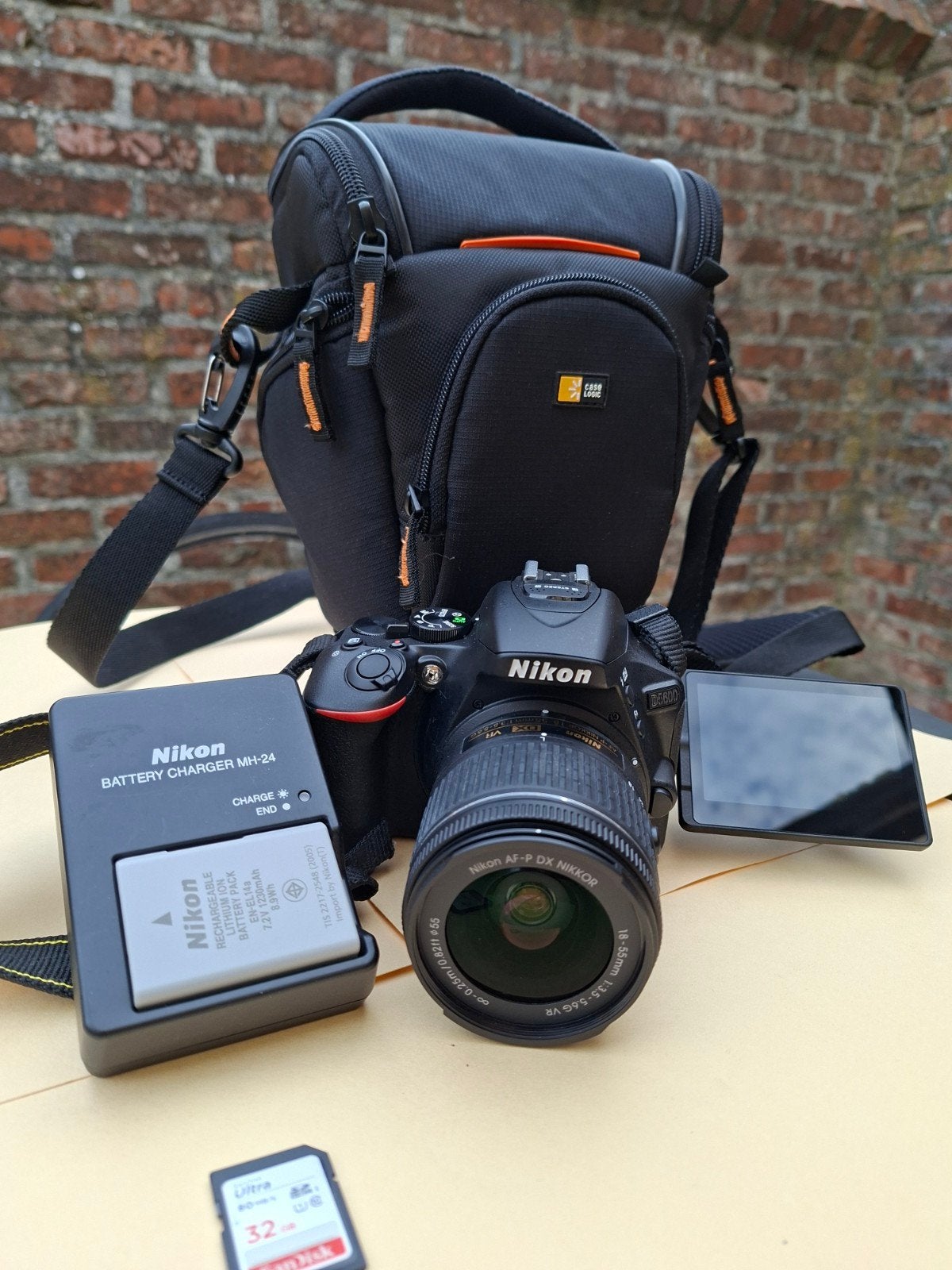 Nikon D5600, TV, Hi-fi & Vidéo, Bluetooth, Enlèvement ou Envoi, Sangle de transport, Nikon