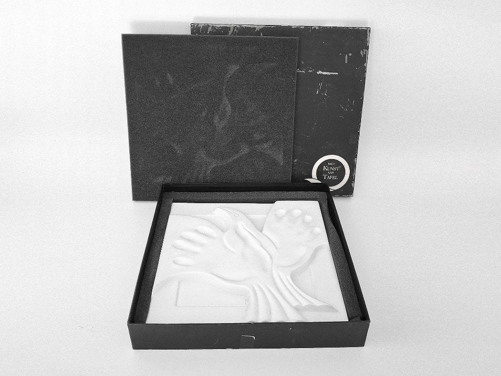 Avec Art at the Table, Enlèvement ou Envoi, Objet, Blanc, Signé