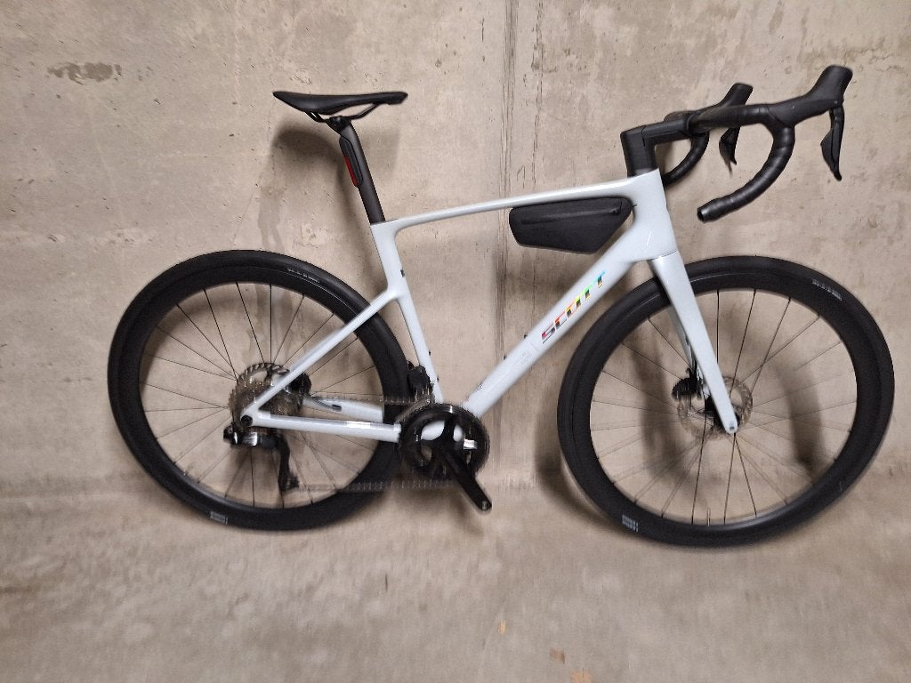 Vélo de route en carbone Scott Addict 30, Vélos & Vélomoteurs, Vélos | Hommes | Vélos de sport & Vélo de randonnée, Comme neuf