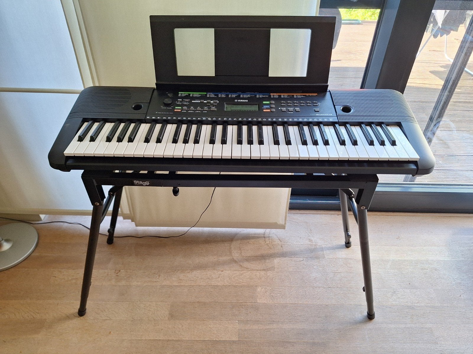 Keyboard Yamaha PSR-E253 + Statief Stagg, Ophalen, Yamaha, Met standaard, 61 toetsen