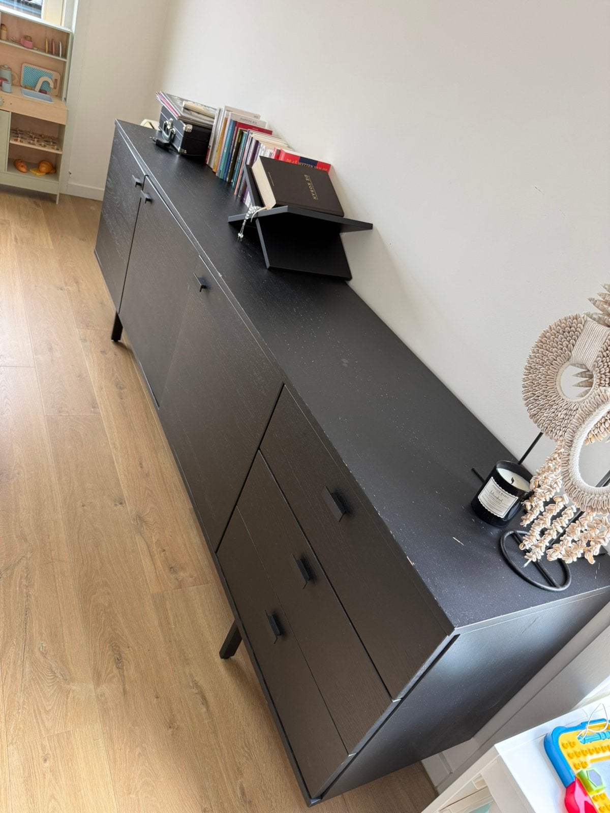 Zwarte dressoir en tv-meubel uit massief hout, Huis en Inrichting, Kasten | Dressoirs, Ophalen, Zo goed als nieuw