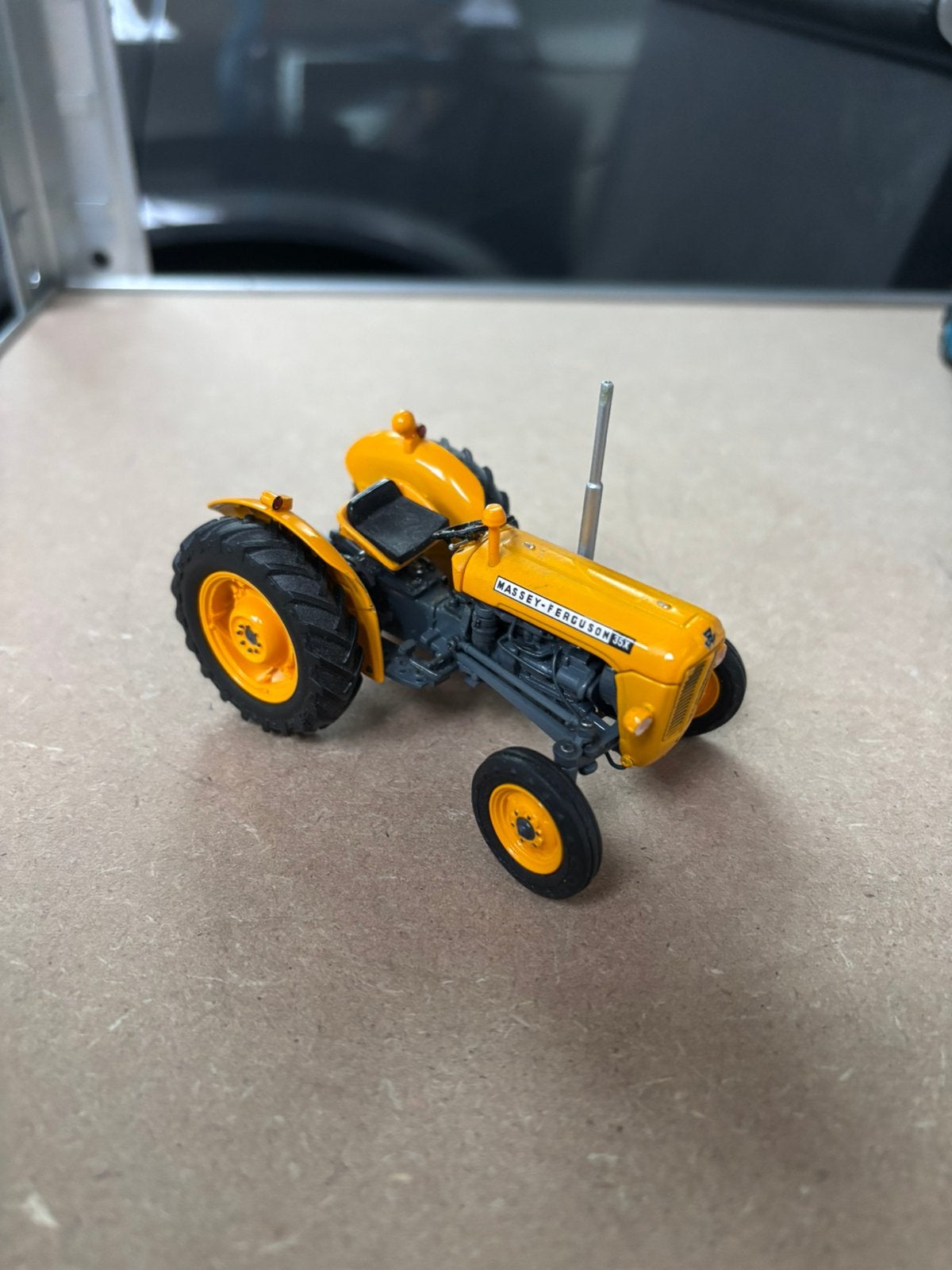 Tractoren schaal 1:32 Siku, universal Hobbies, Ertl, Ophalen of Verzenden, Zo goed als nieuw, ERTL