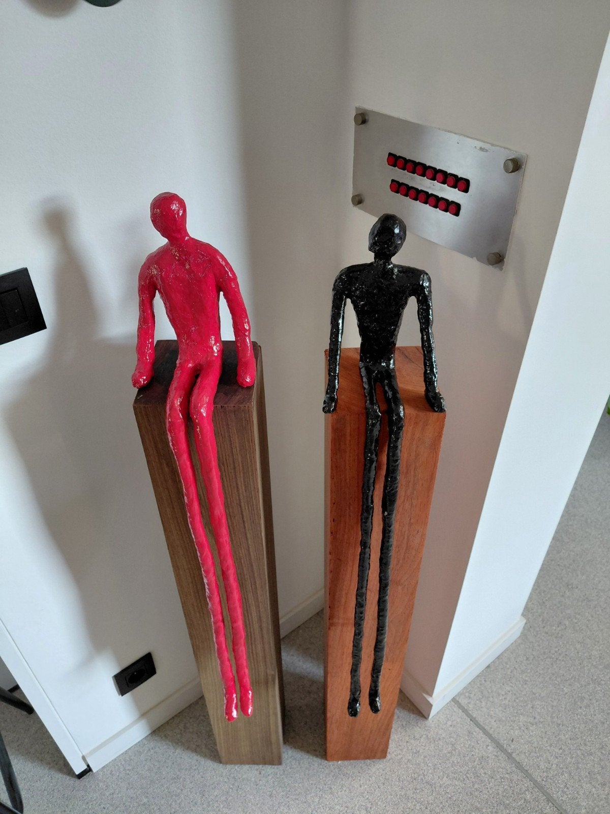 Modern sculptuur: Zittende figuren (rood en zwart), Enlèvement, 150 cm, Sculpture