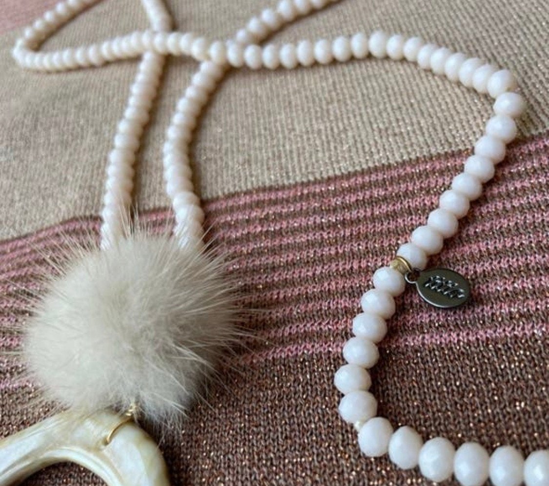 Collier long en perles TITTO blush avec pompon, Neuf, Enlèvement ou Envoi, Beige, Avec pendentif