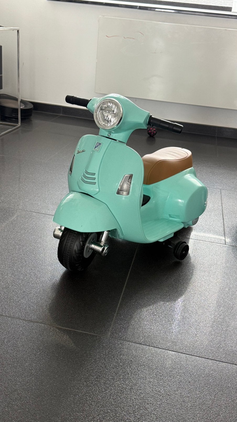 Hellemaal niew!!! VESPA GTS ELEKTRISCHE KINDER SCOOTER, Ophalen, Zo goed als nieuw