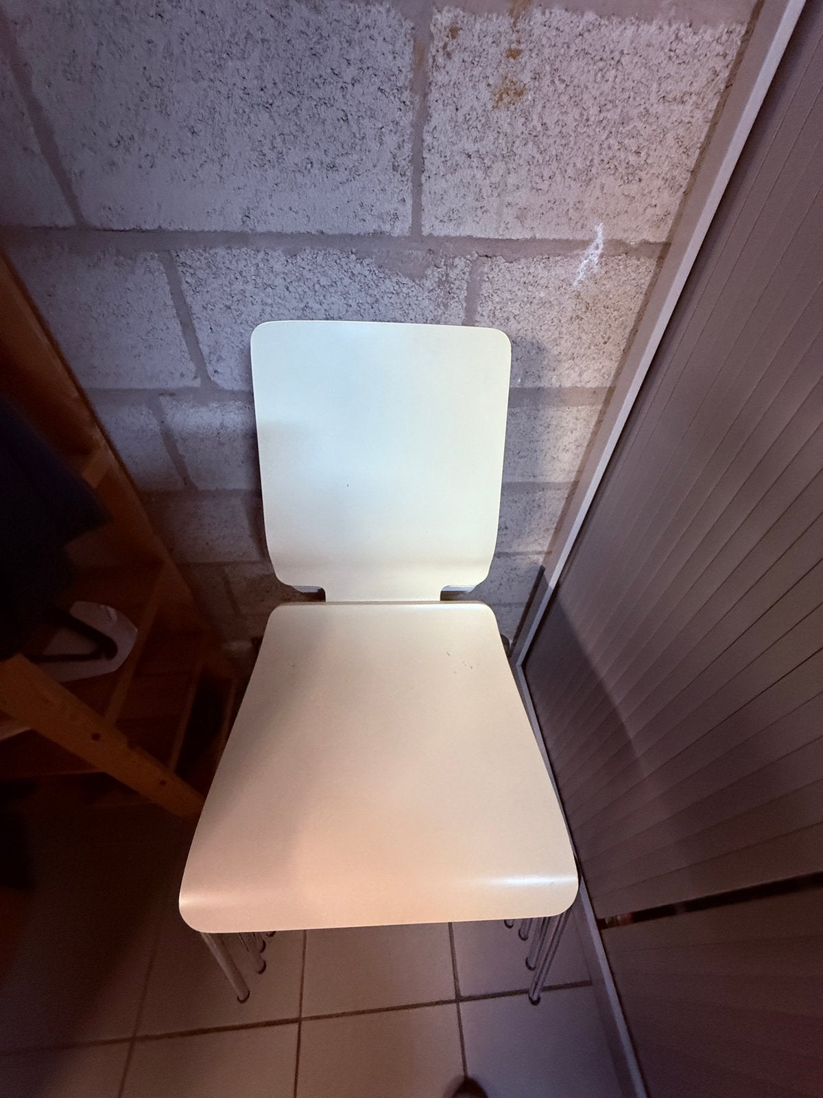 6 houten witte stoelen metalen onderstel, Huis en Inrichting, Ophalen, Gebruikt, Wit, Modern