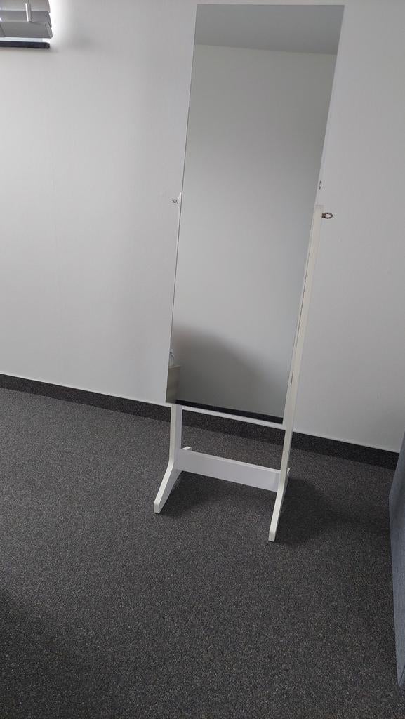 Kast voor juwelen met spiegel, Ophalen