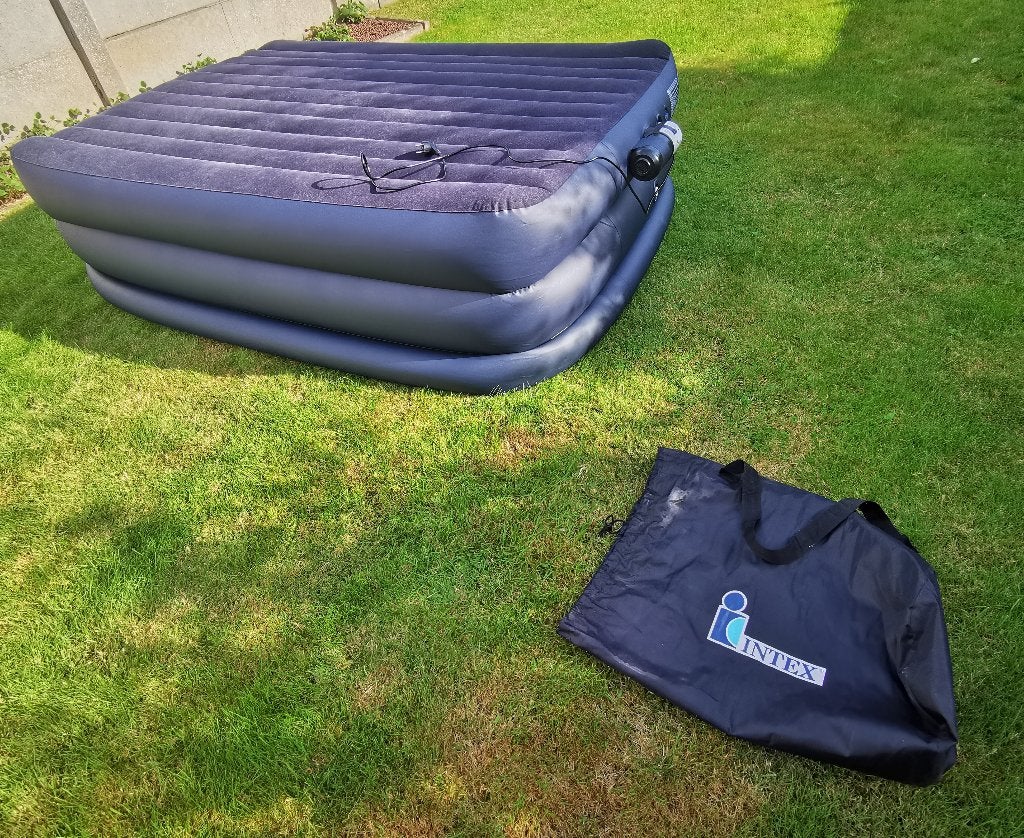 Intex tweepersoons luchtmatras met geïntegreerde pomp, Ophalen, Zo goed als nieuw, 2-persoons