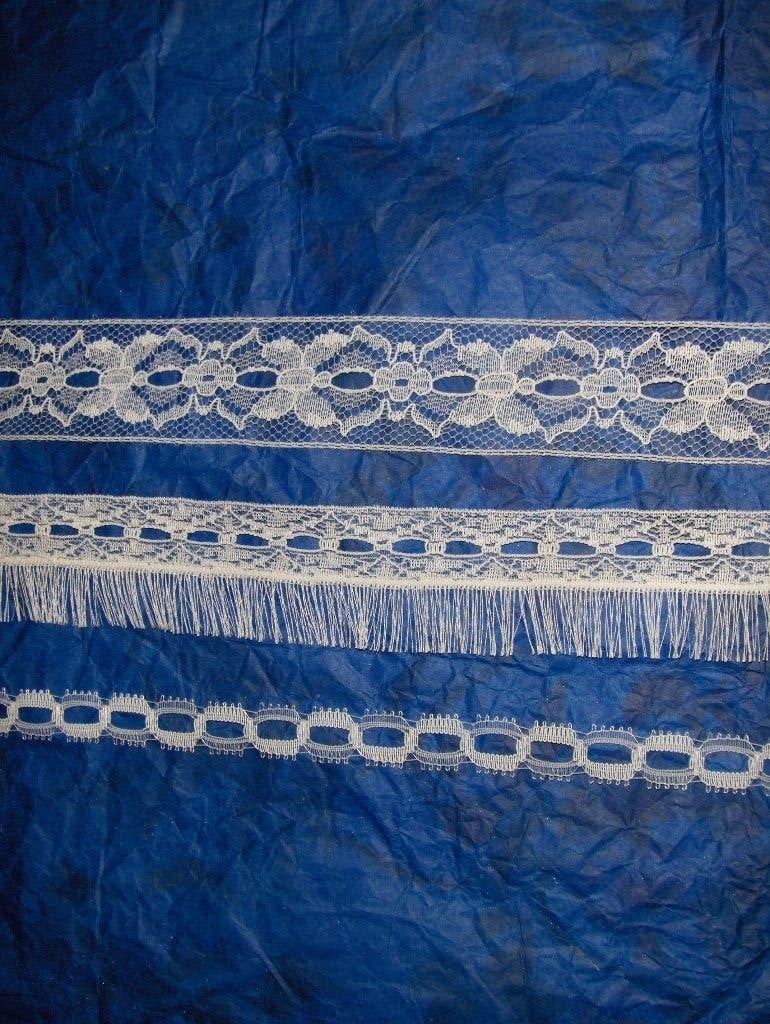 Dentelle de nylon blanche avec passant pour ruban., Enlèvement ou Envoi, Neuf, Dentelle