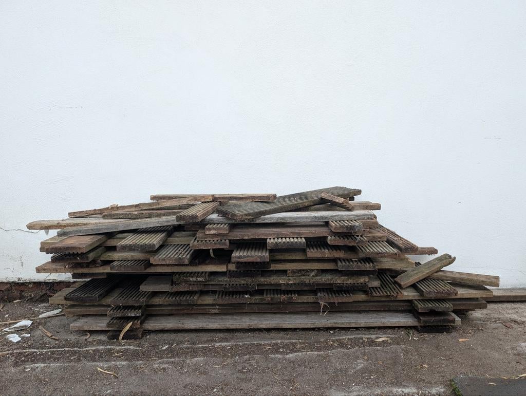 Teck, tasseaux de bois et gazon artificiel à donner, Doe-het-zelf en Bouw, Hout en Planken, Ophalen