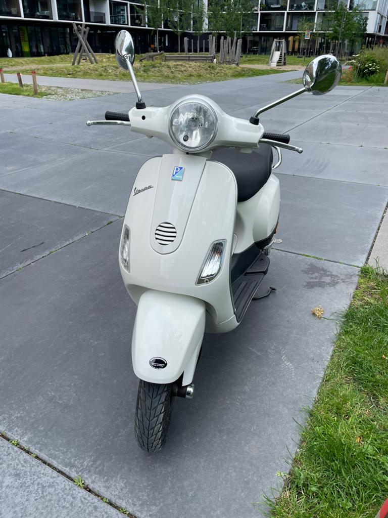 Vespa LX 50 klasse B, Fietsen en Brommers, Scooters | Vespa, Zo goed als nieuw, Vespa LX, Klasse B (45 km/u), Benzine, Ophalen
