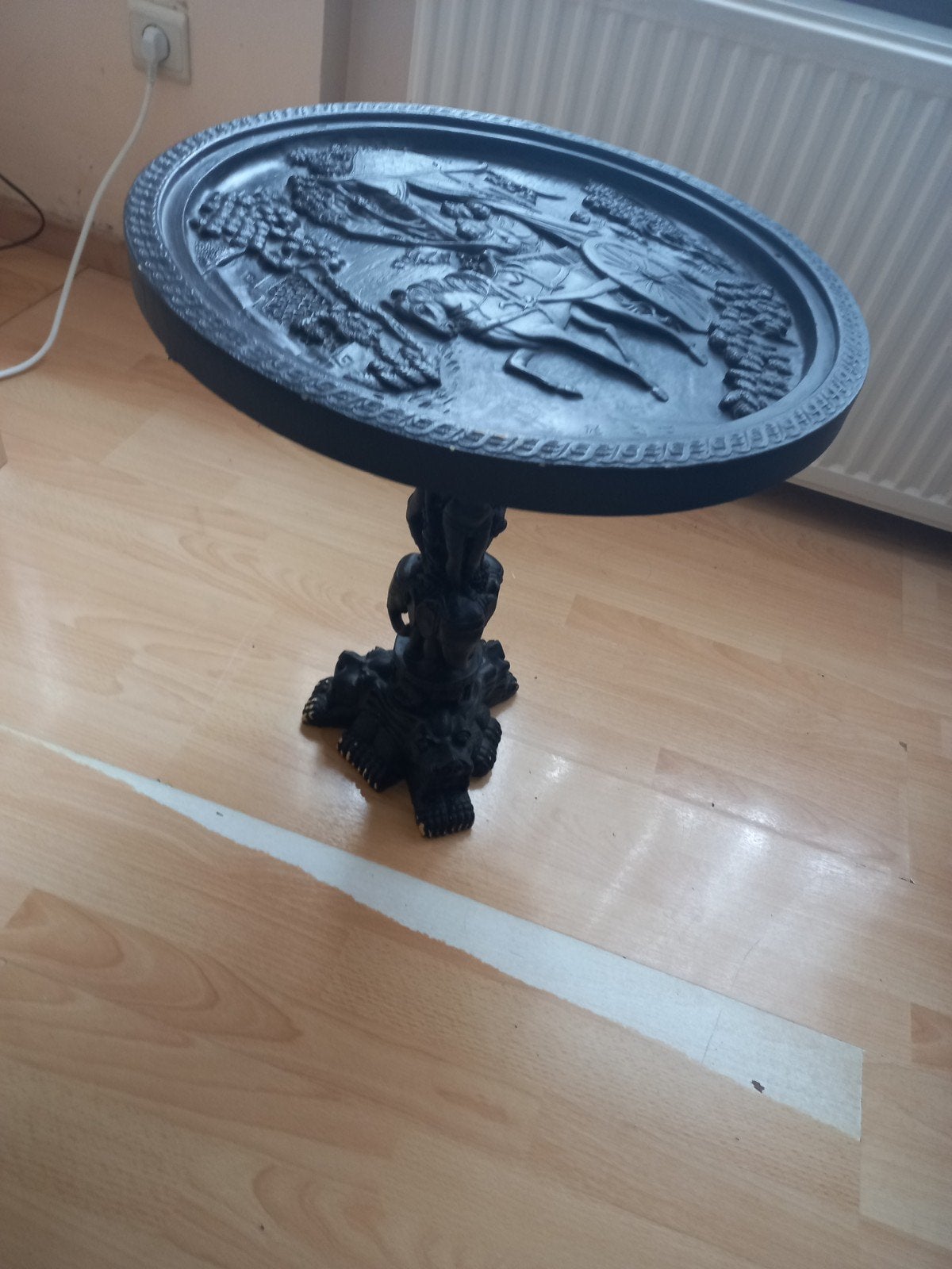 table basse avec sculpture manque carreau 42 cm diametre