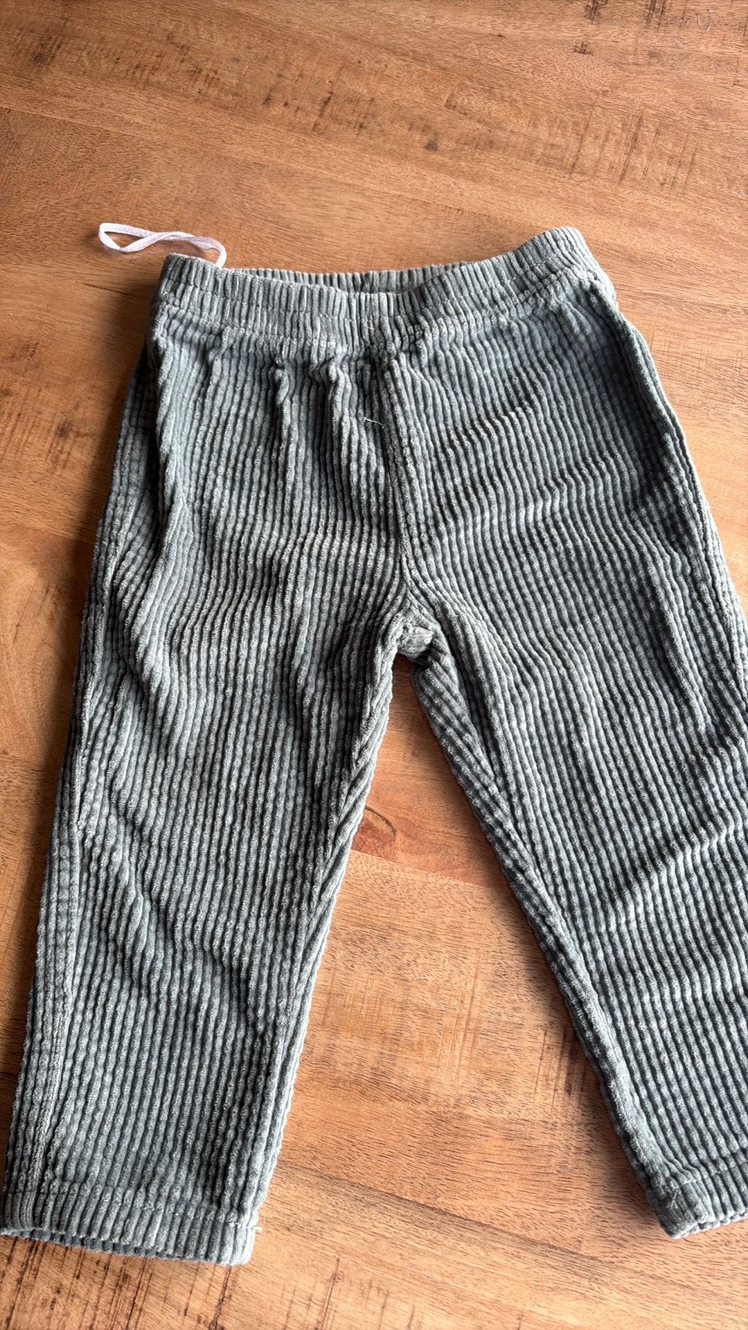 Pantalon velours côtelé Primark 12M 80cm - vert kaki - bébé, Enlèvement ou Envoi, Comme neuf, Garçon, Pantalon