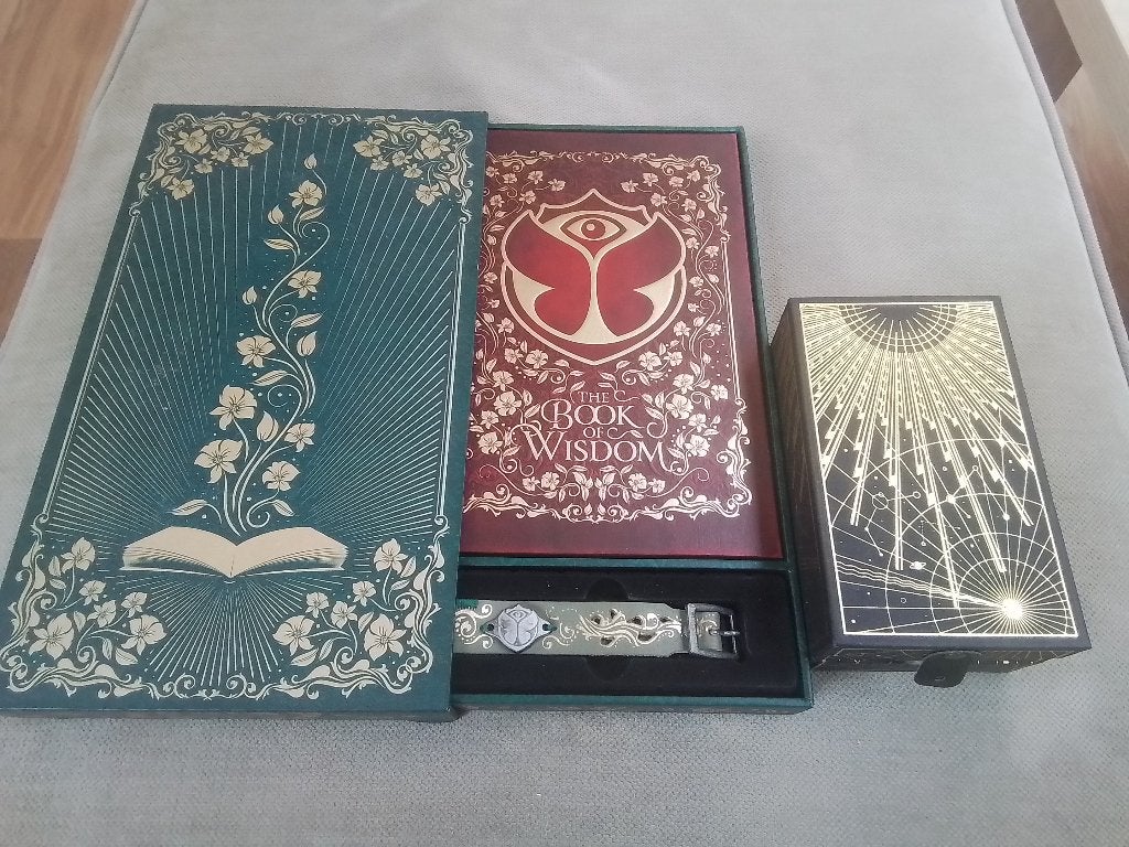2 treasure cases tomorrowland 1 zonder bandje, Collections, Musique, Artistes & Célébrités, Enlèvement ou Envoi, Utilisé, Livre, Revue ou Article