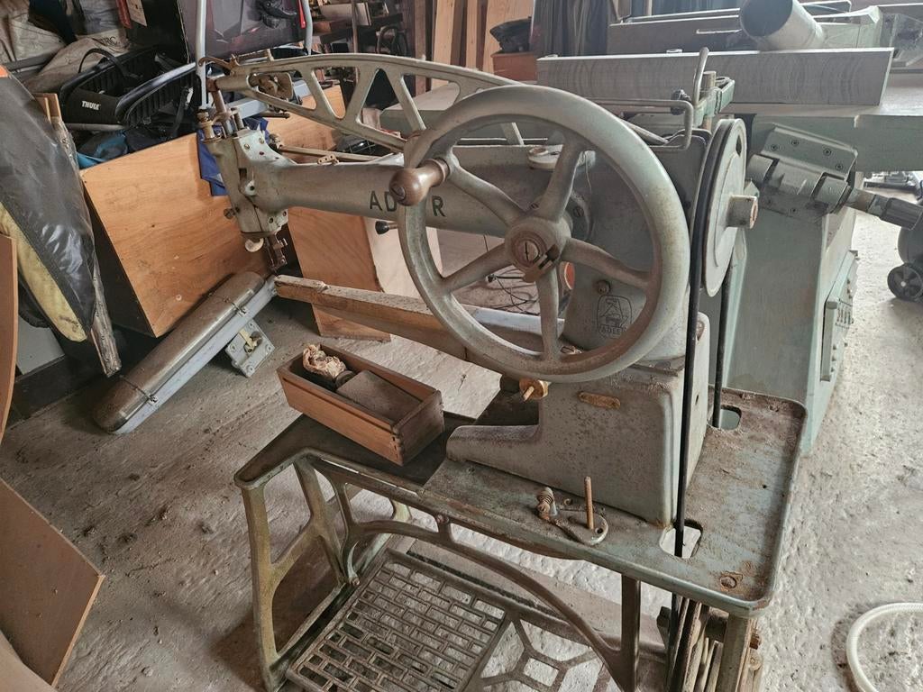 Naaimachine schoenmaker., Ophalen