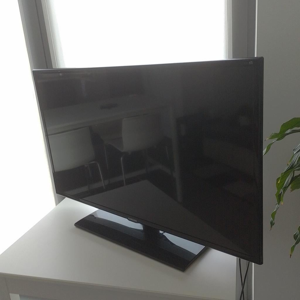 Hoogte 60 CM doorsnee 105 CM merk Samsung, Audio, Tv en Foto, Televisiebeugels, Ophalen