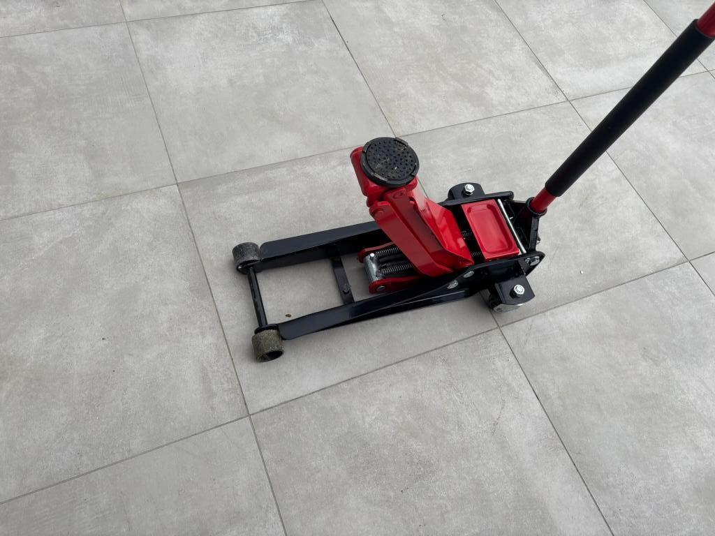 lage garagekrik 4 ton TE HUUR, Auto diversen, Krikken, Zo goed als nieuw, Garagekrik, Hydraulisch, Ophalen