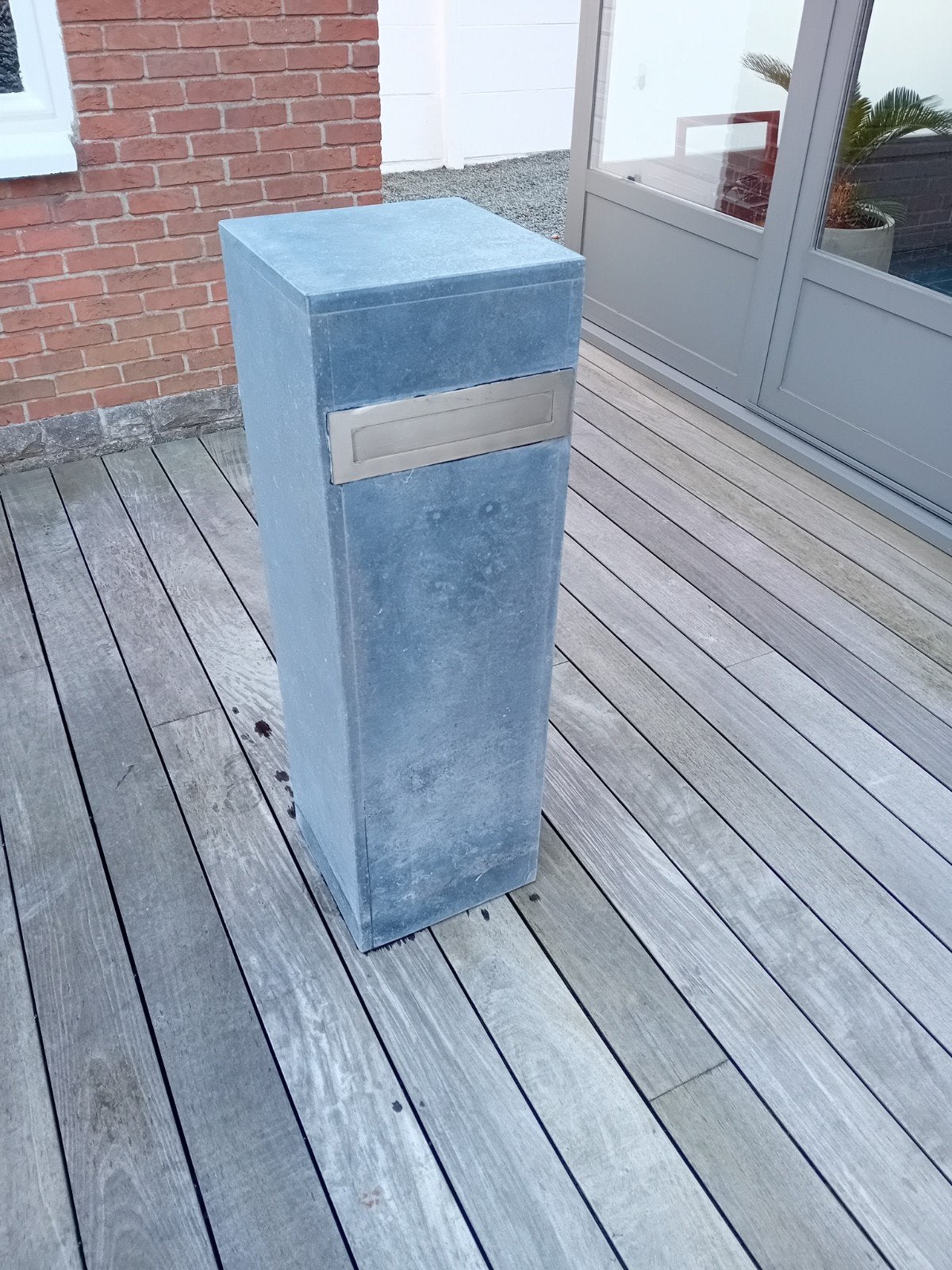 Belgische blauwe stenen brievenbus, Tuin en Terras, Ophalen, Zo goed als nieuw, Hardsteen, Staande brievenbus