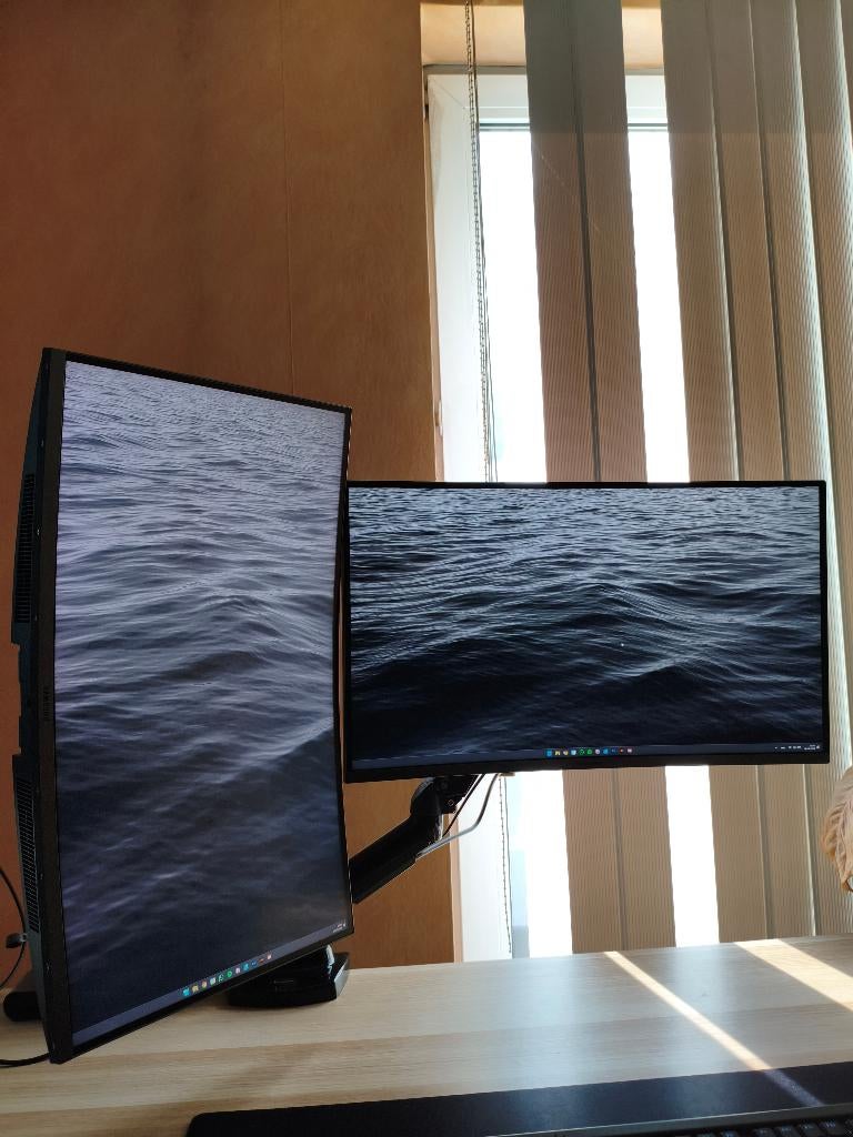 27" 144hz Dual Monitor Setup + Arm, Gebruikt, 3 tot 5 ms, 101 t/m 150 Hz, VA