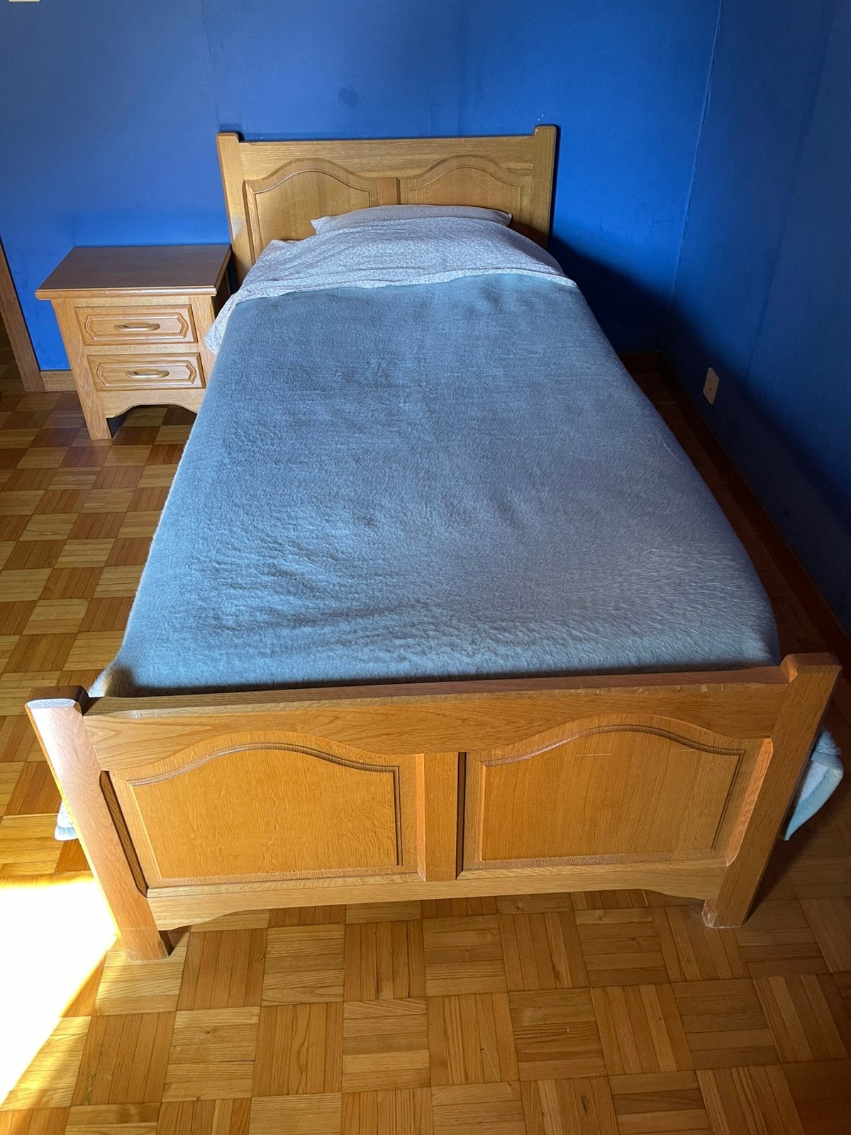 Lit et table de chevet, Enlèvement