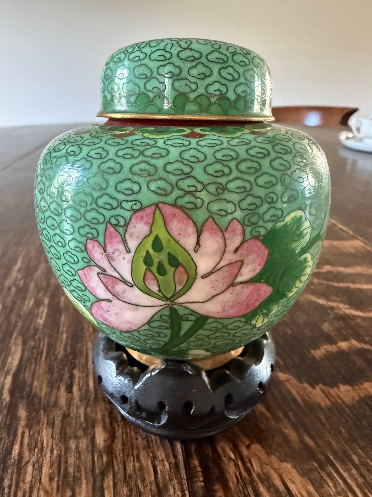 Chinees cloisonné dekselpotje, lotusbloemen, houten voetje, Ophalen