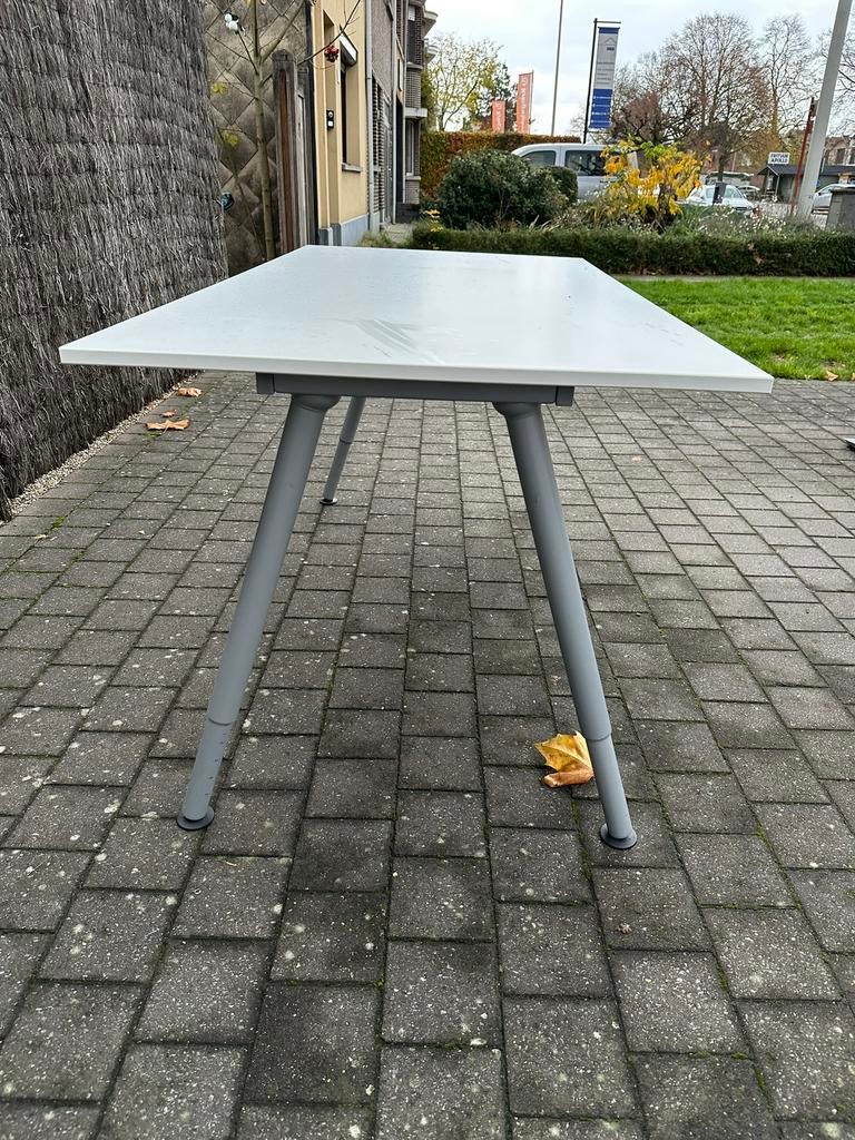 Ikea Thyge bureau 160cm, Huis en Inrichting, Bureaus, Ophalen of Verzenden, In hoogte verstelbaar, Zo goed als nieuw, IKEA
