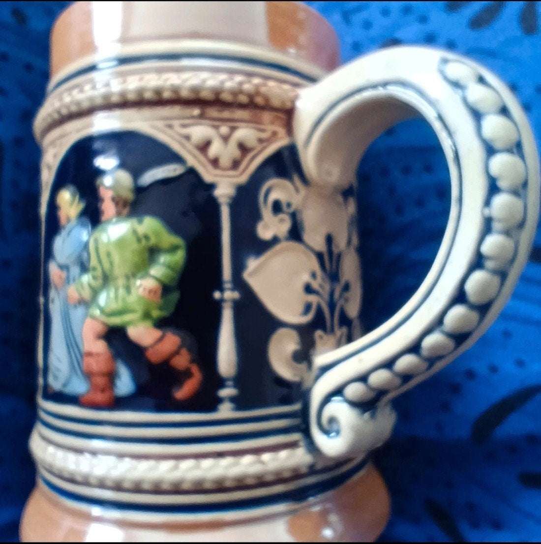 Grande Chope à bière ancienne en grès céramé scène En Relief, Enlèvement ou Envoi
