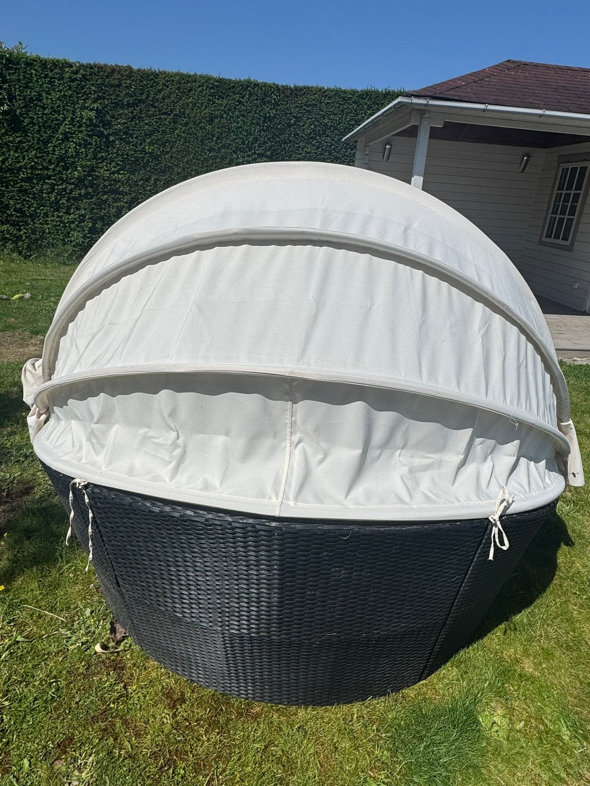 Bain de soleil rond contemporain, Enlèvement, Utilisé