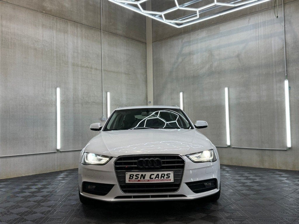 AUDI A4/XENON/LEER/TREKHAAK/EURO6, Auto's, A4, Wit, Leder, Bedrijf