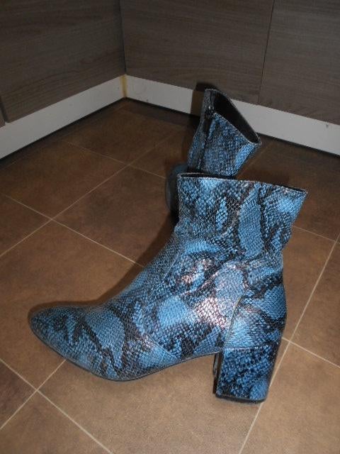 Enkellaarzen in blauwe slang-print / Maat 40, Blauw, Lage of Enkellaarzen, Ophalen of Verzenden, Zo goed als nieuw