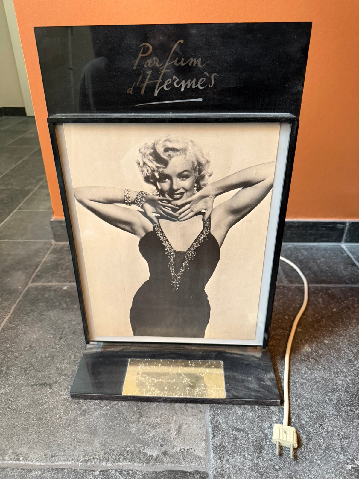 Merilyn Montoe - Hermes perfume lightbox, Ophalen