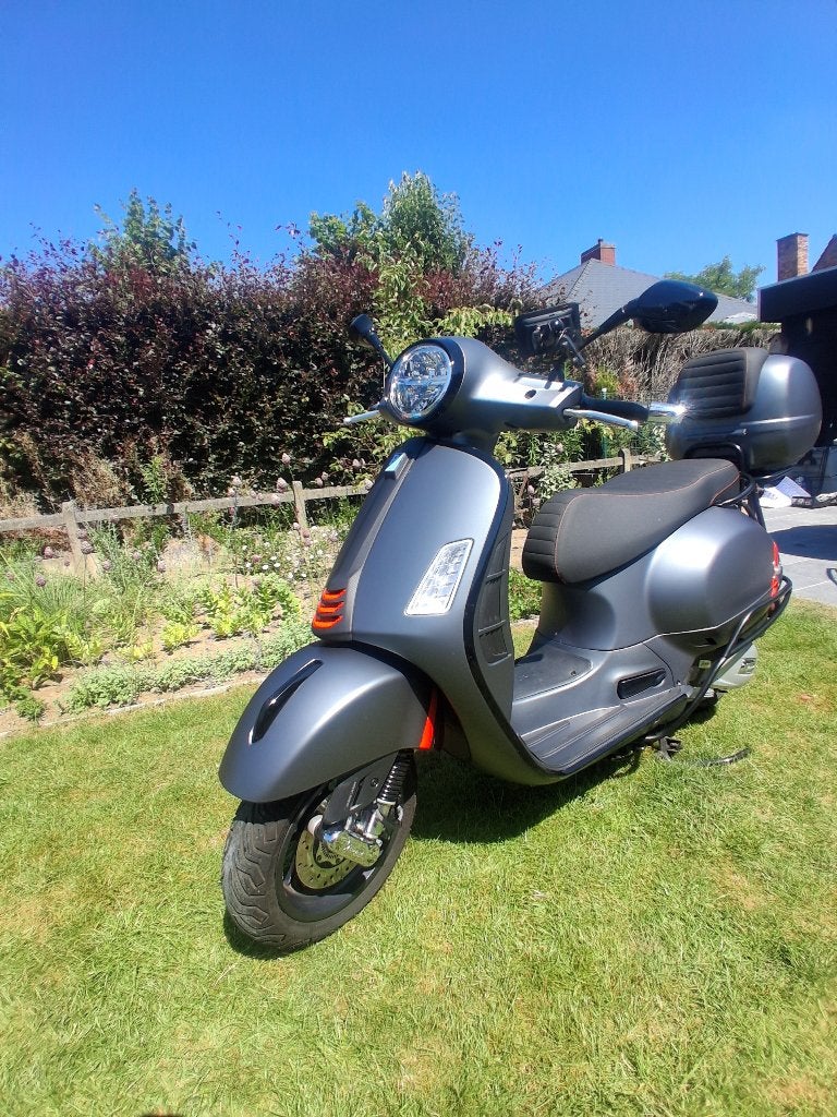 Vespa gts 125 grigio matt, Ophalen, Overige modellen, 125 cc, Zo goed als nieuw