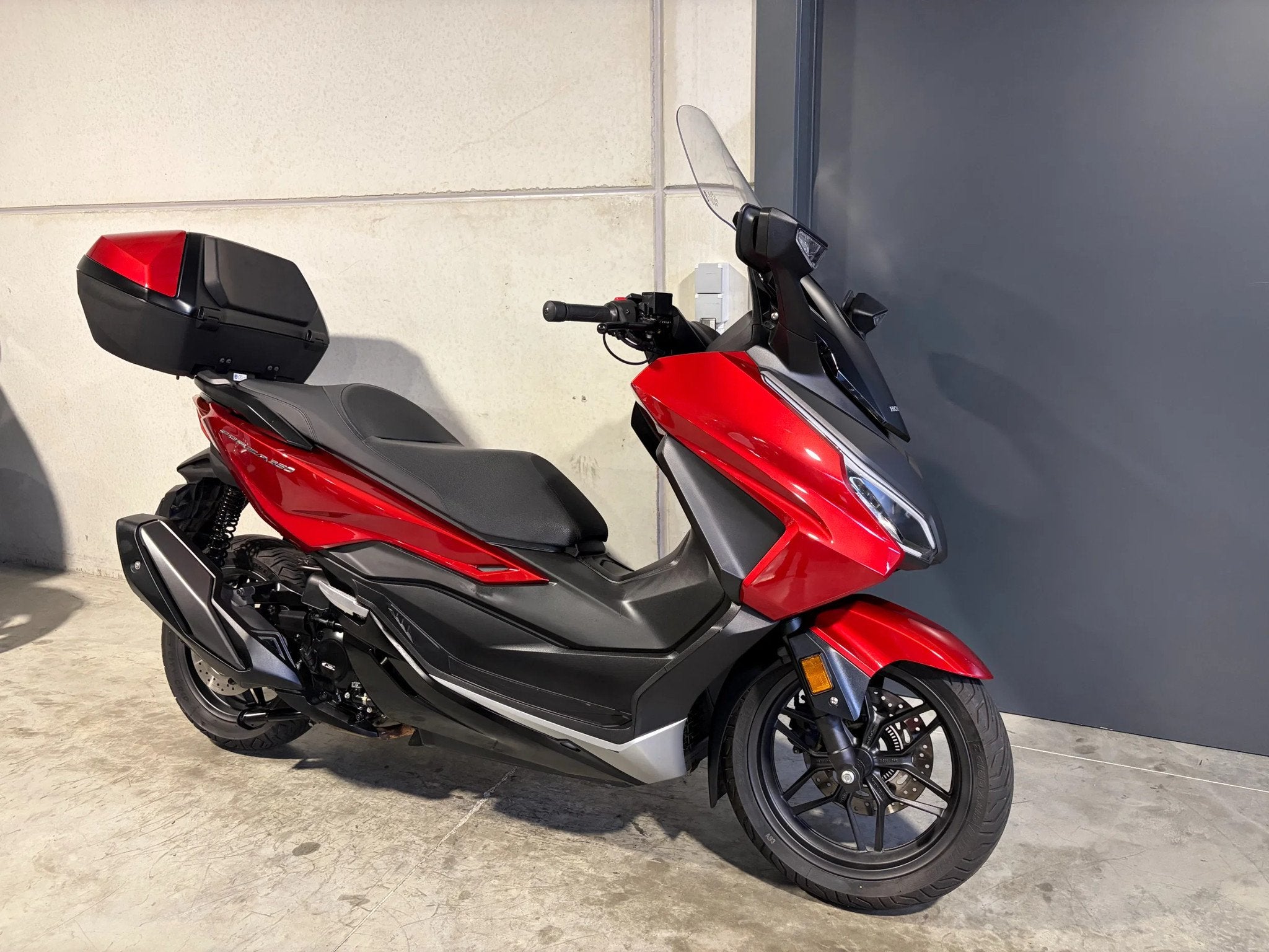 Honda Forza 350 luxescooter met keyless en topcase (BTW moto, 350 cm³, Scooter, Entreprise, 12 à 35 kW