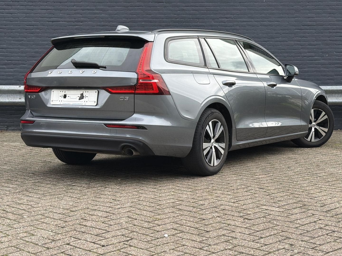 Volvo V60 2.0 D3 Momentum | € 9.900,- NETTO! | Cruise | Clim, Verwarmde buitenspiegels, 117 g/km, Zilver of Grijs, Te koop