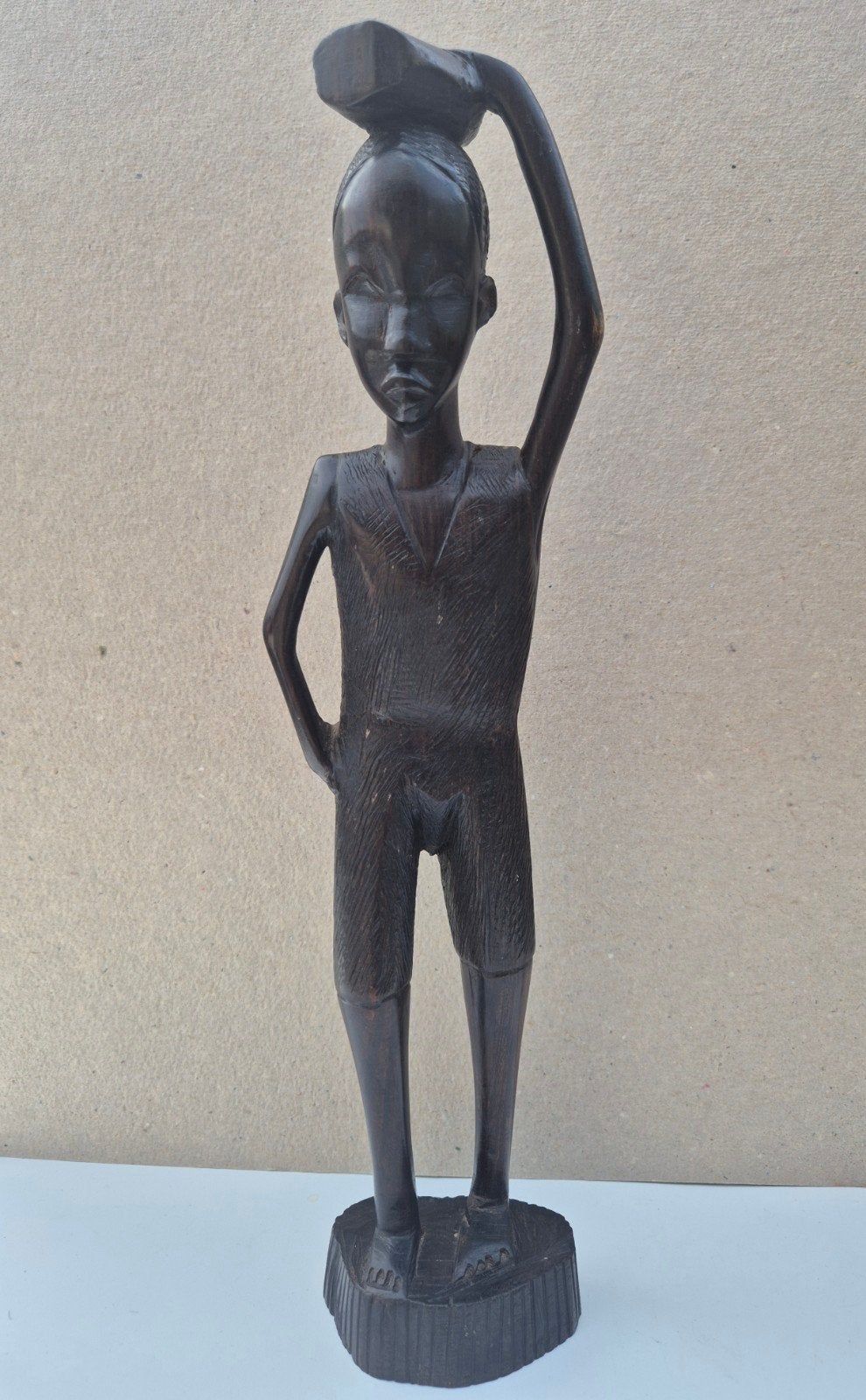Afrikaanse handgesneden houten sculptuur – vrouw met last op, Statue, Bois, Enlèvement ou Envoi, Femme