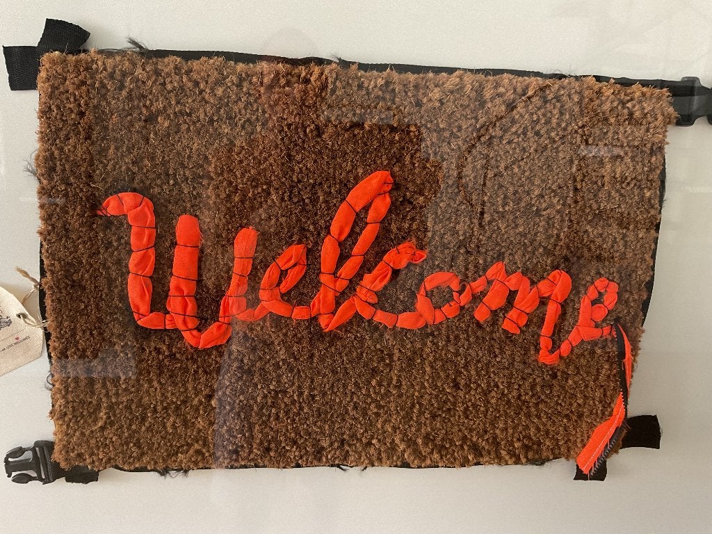 Banksy welcome mat in plexi-box, Antiek en Kunst, Kunst | Designobjecten, Ophalen, Object, Genummerd