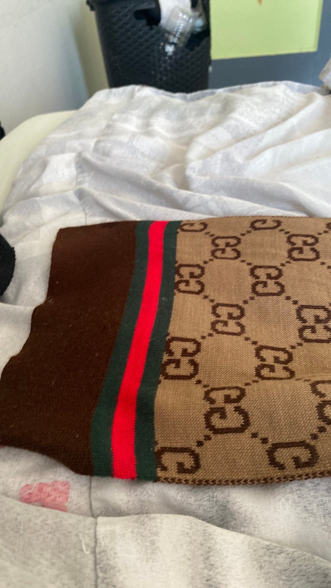 Gucci echarpe fausse, Maison & Meubles, Enlèvement ou Envoi, Comme neuf