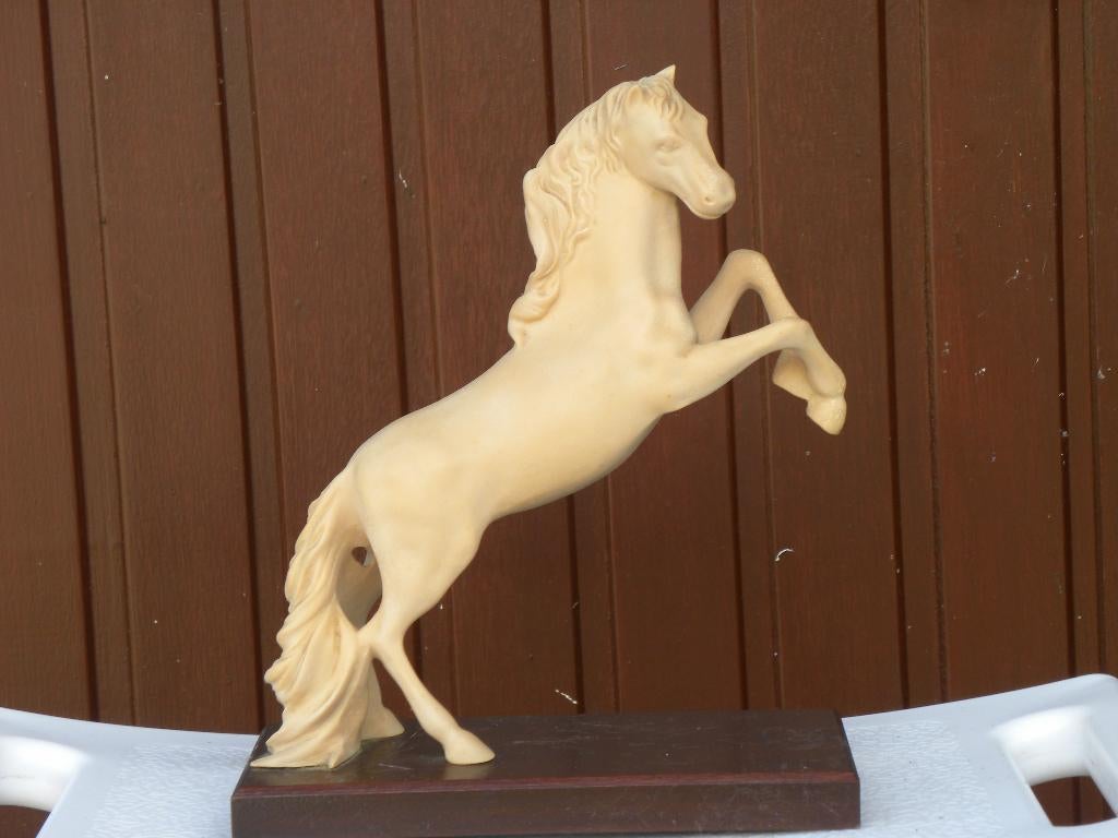 Statue de cheval cabré en Albâtre sur base en bois vernis., Jardin & Terrasse, Enlèvement, Bois