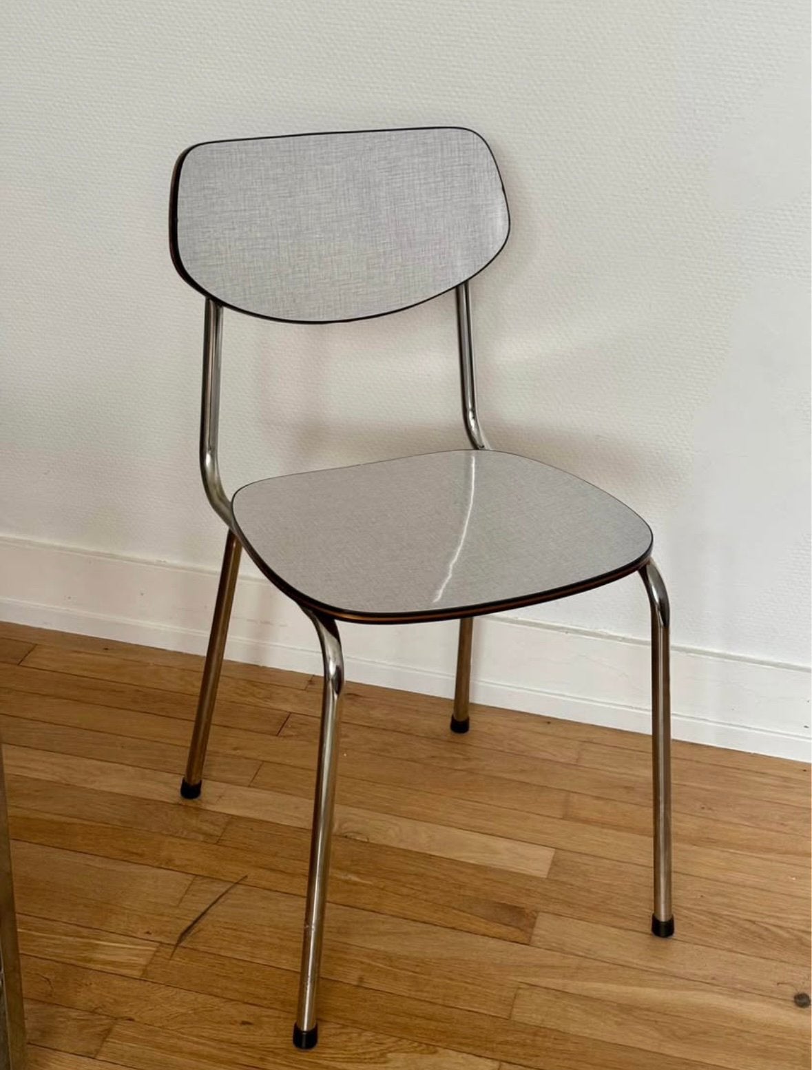 chaise vintage en Formica et chromé, Maison & Meubles, Chaises, Gris, Enlèvement, Utilisé, Vintage, Mid-Century, Bistrot.